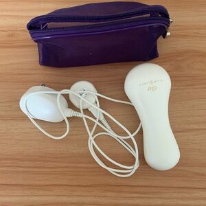 Clarisonic Mia White Facial Brush with Charging Cord and Purple Pouch